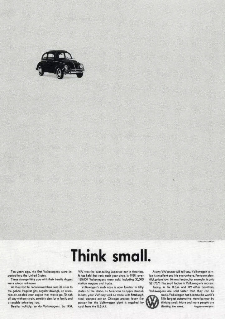 anúncio publicitário. Texto "Think small". Foto de carro Fusca bem pequeno, com muito espaço vazio ao redor.