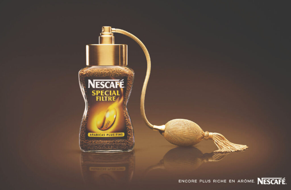 Anúncio publicitário Nescafé Special Filtre. Texto: "Encore plus riche en arôme". Imagem: embalagem de café em pó com tampa que imita borrifador de perfume tradicional.