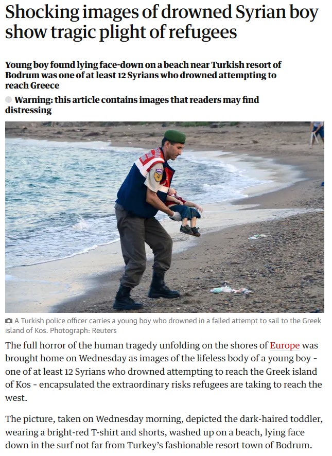 Captura de tela de site de notícias. Título: "Shocking images of drowned Syrian boy show tragic plight of refugees". Foto: praia, policial carrega corpo de criança pequena."