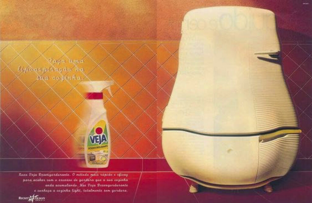 Anúncio publicitário Veja Desengordurante. Texto: "Faça uma lipoaspiração na sua cozinha". Imagem: embalagem de Veja e geladeira deformada digitalmente para parecer obesa.