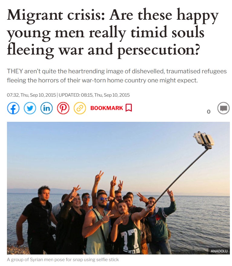 Captura de tela de site de notícias. Título: "Migrant crisis: Are these happy young men really timid souls fleeing war and persecution?". Foto: mar ao fundo, céu azul. Grupo de homens jovens sorridentes posa para foto mostrando os dedos em V, enquanto um deles tira uma selfie do grupo com um celular em um pau de selfie.