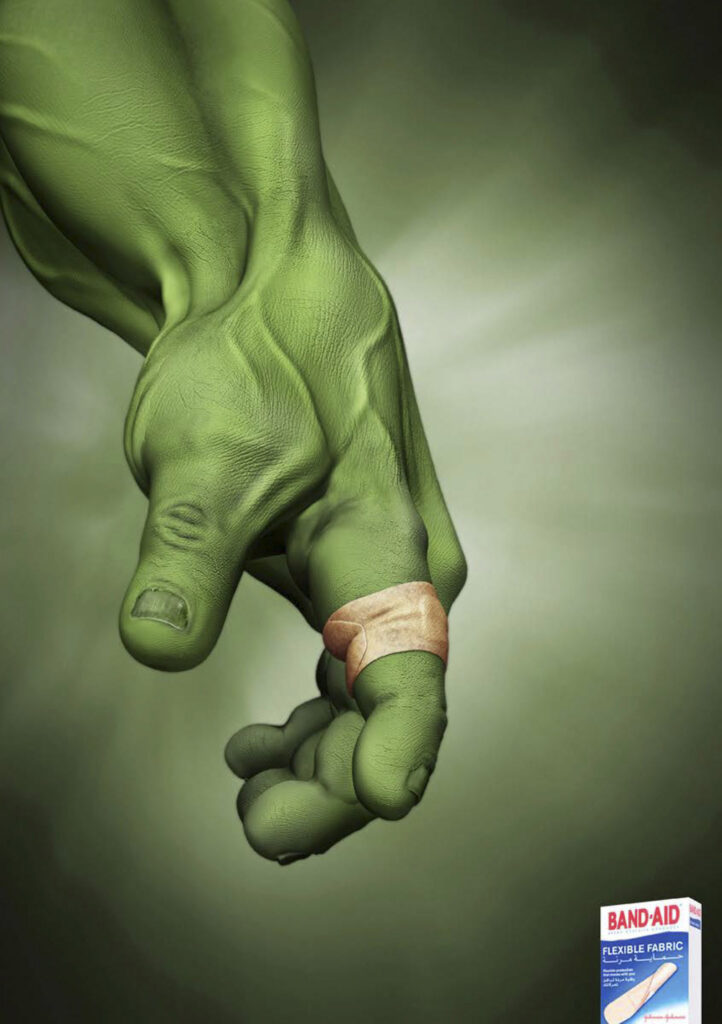 Anúncio publicitário Band-aid. Imagem de mão verde e forte, fazendo alusão ao personagem O Incrível Hulk, com um curativo no dedo.